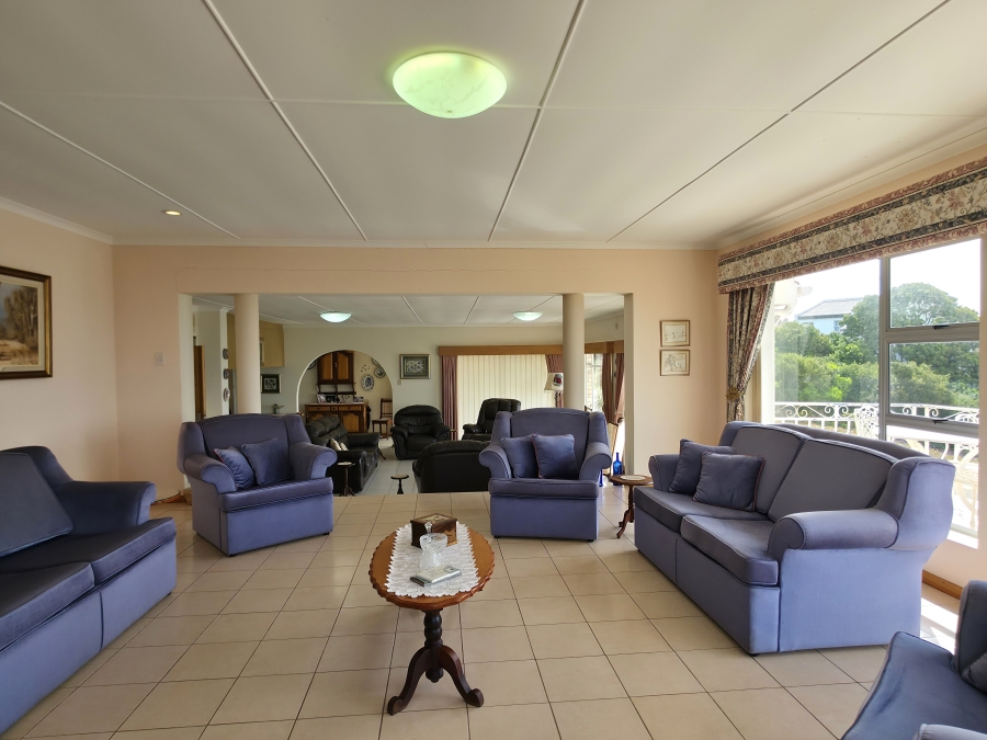 6 Bedroom Property for Sale in Wavecrest Eastern Cape